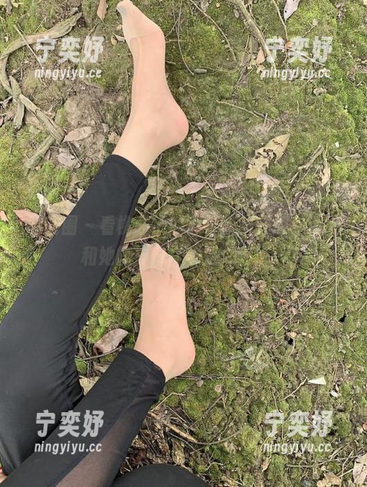 微密圈 - 看桃脱了的图集，我在想，清纯和她的神情其实是个悖论…