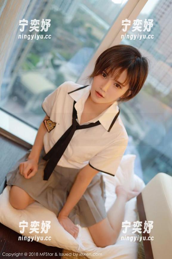 模范学院-SOLO-尹菲 模范学院 - 美脚警报!SOLO-尹菲在图库里的资源闪现,有本事你别看
