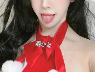 微密圈 – 在“猪小七”的私房，女仆也有梦想，做个开心小可爱。