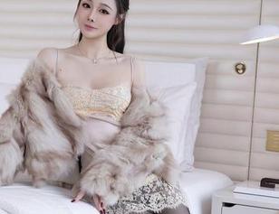秀人网 – Lingyu的裤里丝：谁说只穿一条裤子不够好玩？图包来喽！