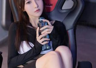 秀人网 – 吊带+私拍，千夜未来的原图，这搭配从哪儿看都让人眼前一亮。