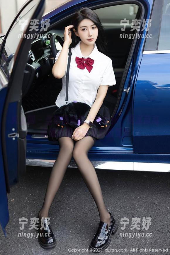 秀人网 - 当热奶瓶遇上冰女仆：这是超高清照片都无能为力的复杂
