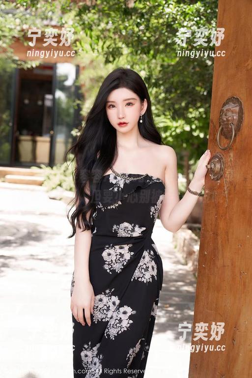 秀人网 - 容容容Alice的秘书美图，分享出来没问题，但要小心别被点赞淹没哦～