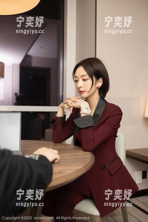 秀人网-萝莉悠悠酱 秀人网 - 萝莉悠悠酱黑白资源库,咦,这背影让我想起午饭!