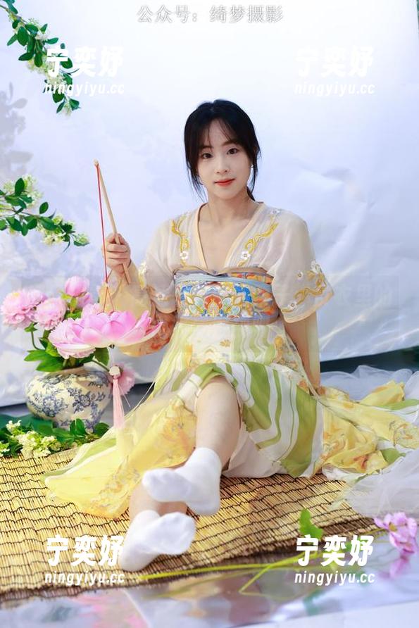 绮梦摄影 - 高清图包中的栗子：皮衣里的优雅与潜规则