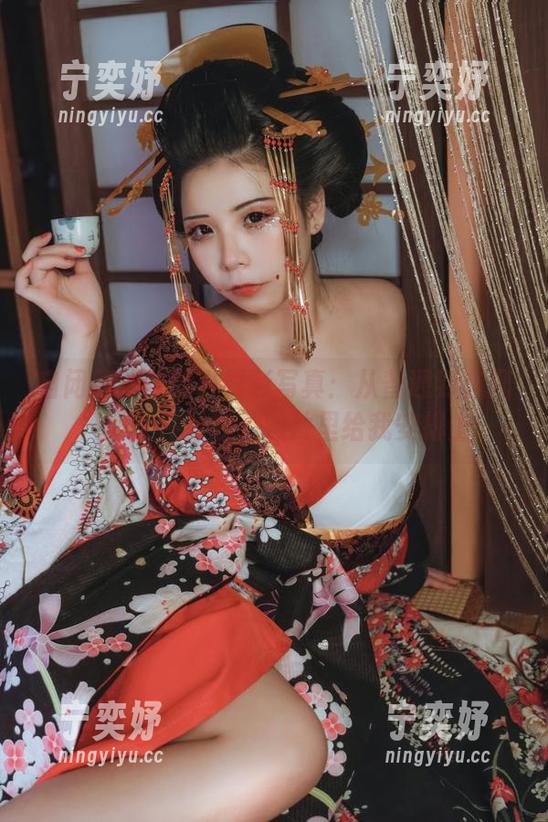 自闭颜球球的白衬衫写真：从普通到非凡只需一件衬衫，照片里给我安排上