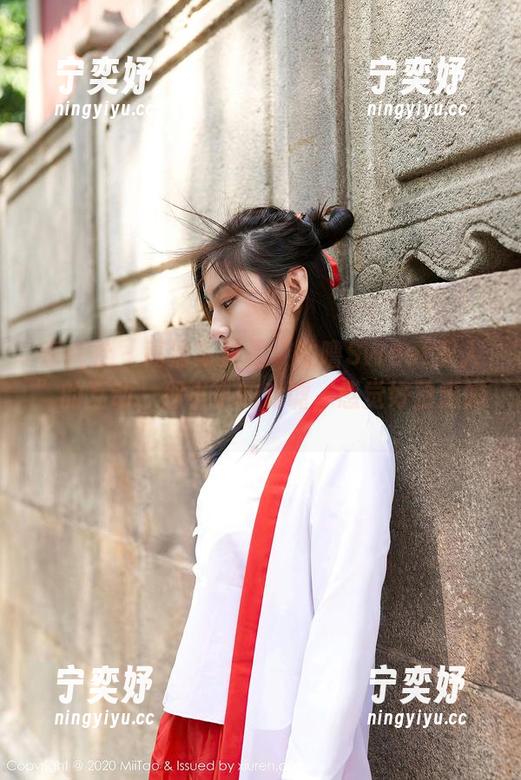 蜜桃社 - 高清写真里“咕噜Sweet双人”的互动，那小小的戏谑，感觉好熟悉哦。
