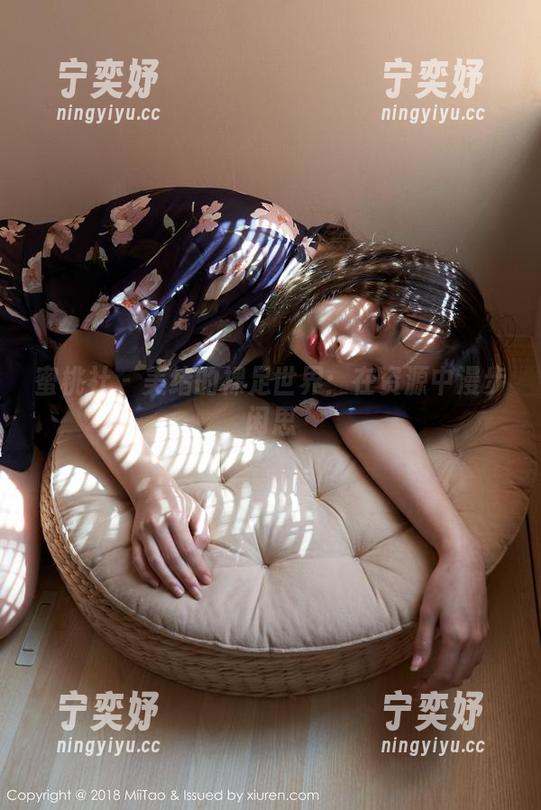 蜜桃社-美绪 蜜桃社 - 美绪的裸足世界:在资源中漫步闲思
