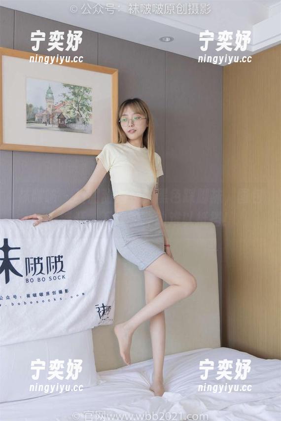 袜啵啵 - 当甜甜圈遇到黑色踩脚袜，图包一铺开，下载的冲动难以抵挡！