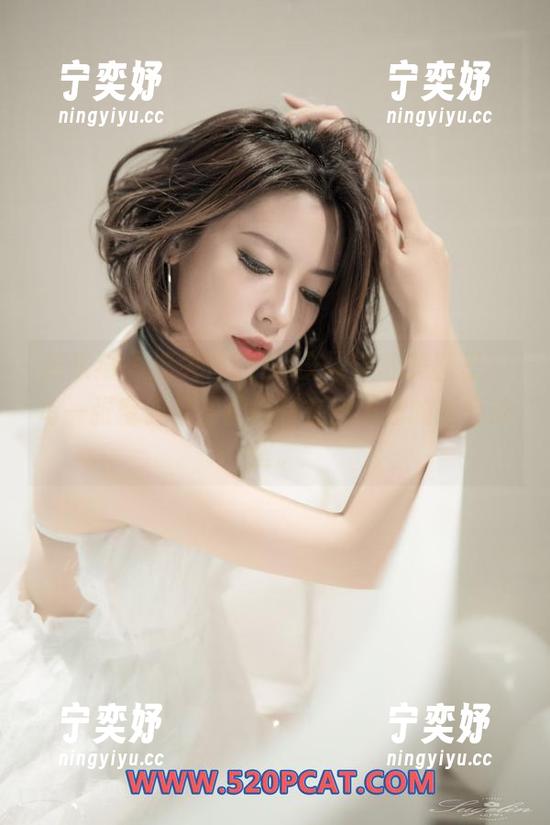 轰趴猫 - 迷失在Ellie艾栗栗的美图里，每一张空姐套图都像是在激发我的旅行欲望。