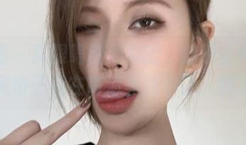 微密圈 – 就跟喝甜酒似的，醇子小姨用英伦风格子裙在高清美图中让人醉了。