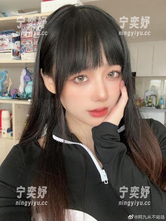 阿九从不咕咕 阿九从不咕咕的私人写照:校服的另一种风格