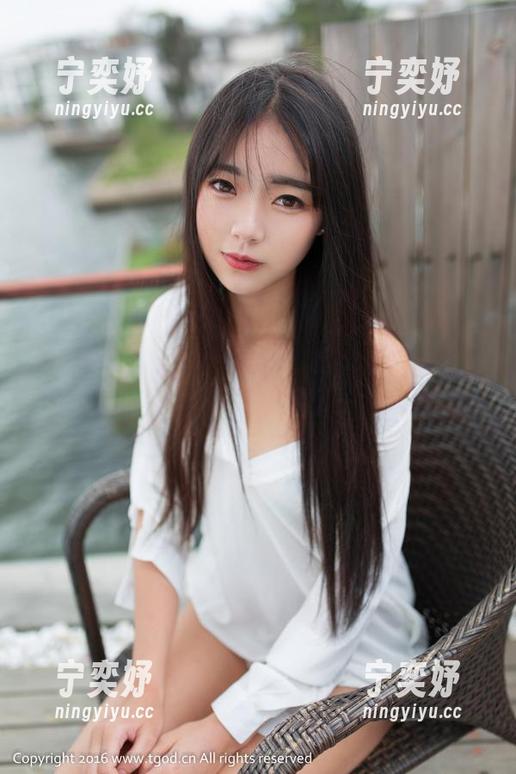 青豆客-颜美汐 青豆客 - 真心推荐颜美汐的最新户外套图,不小心在草地上打了一个滚!