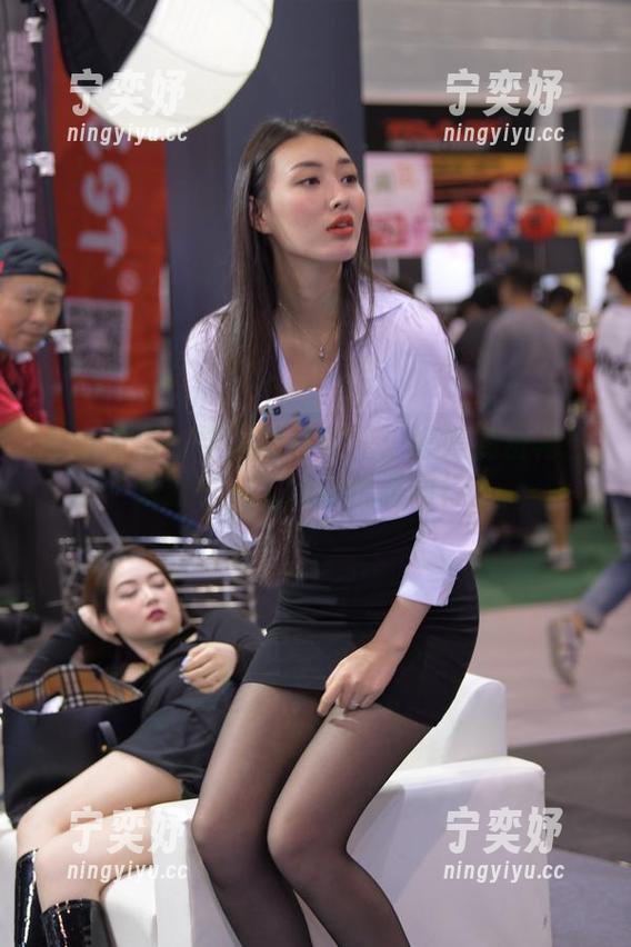 魔镜街拍 - 学习销售秘籍：婷婷的粉裙日常新作，工作与优雅同行。