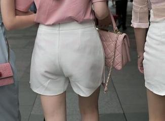 魔镜街拍 – 图库更新啦！看婷婷在白色吊带下的黑丝美腿，目眩神迷，谁扛得住？