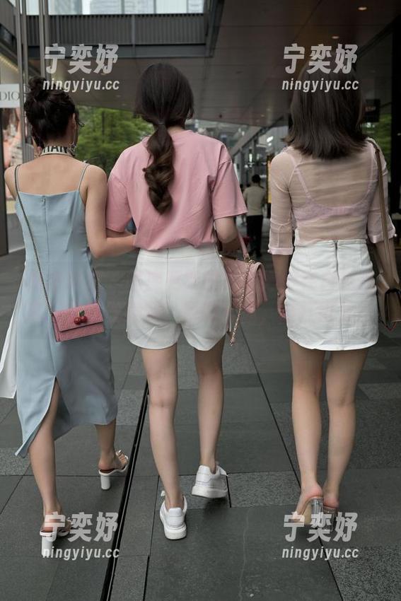 魔镜街拍-婷婷 魔镜街拍 - 图库更新啦!看婷婷在白色吊带下的黑丝美腿,目眩神迷,谁扛得住?