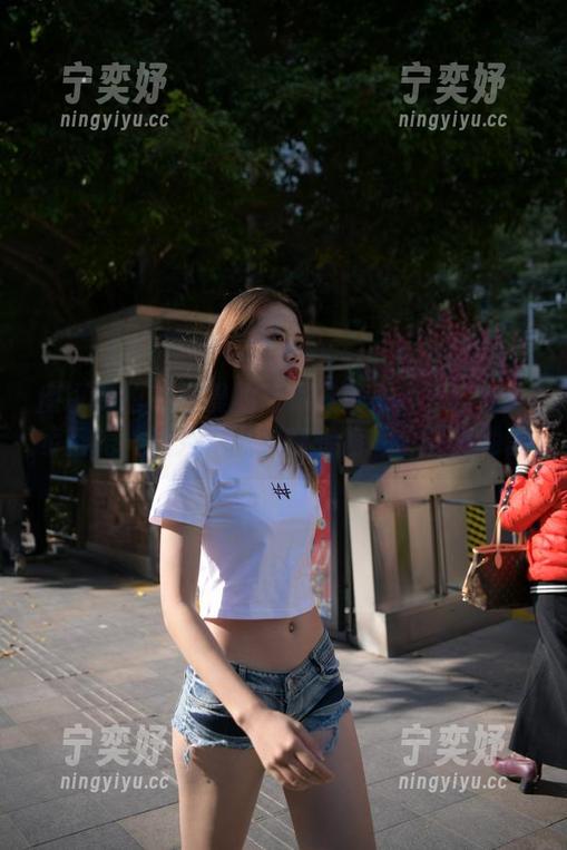 魔镜街拍-曼曼 魔镜街拍 - 曼曼的高跟鞋图集分享:每一步都是一场秀,可别在转角摔个嘴啃地。
