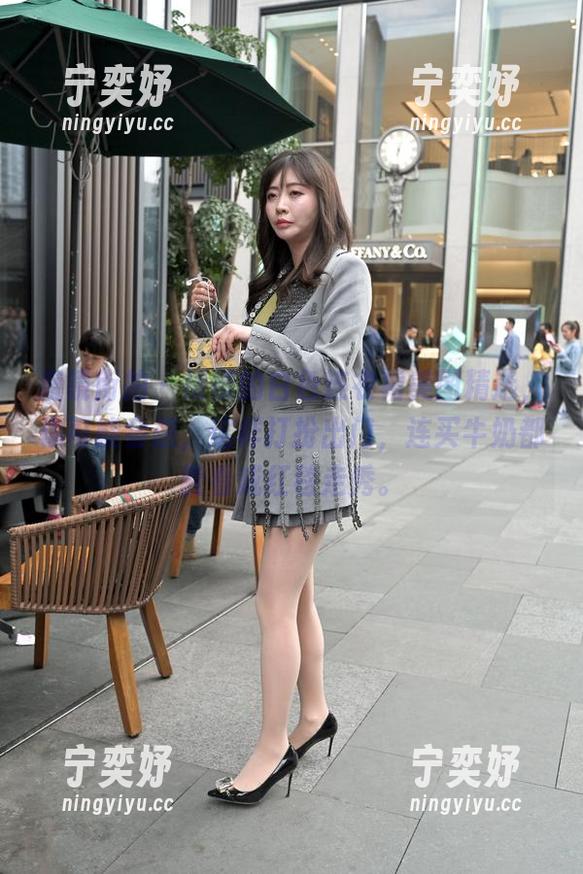 魔镜街拍 - 楼楼的白色连衣裙美图精选，你可能会想，这样打扮出门，连买牛奶都能看成红毯走秀。