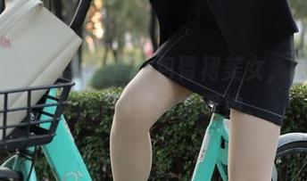 魔镜街拍合集：搭讪包臀裙美女，时刻在路口徘徊等候的眼神。